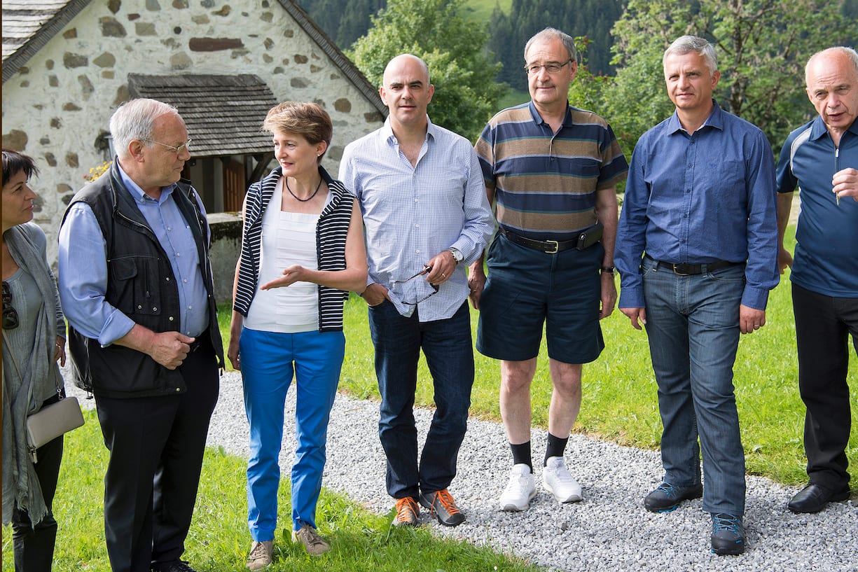 Bundespraesident Johann Schneider-Ammann, 2. von links, die Bundesraetinnen Doris Leuthard und Simonetta Sommaruga die Bundesraete Alain Berset, Guy Parmelin, Didier Burkhalter und Ueli Maurer, von links, vor der Kirche Ablaendschen waehrend der Bundesratsreise am Freitag, 8. Juli 2016, in Ablaendschen. (KEYSTONE/Lukas Lehmann)