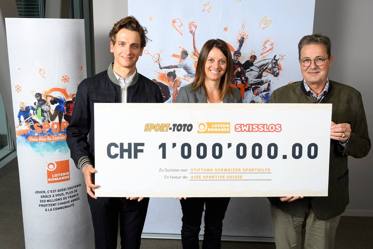 De gauche a droite, le cycliste Thery Schir, l'ancienne athlete professionelle de ski freestyle, presidente du Comite d'Organisation des JOJ de Lausanne 2020 et membre du conseil de fondation de l'Aide Sportive Virginie Faivre et le president de de la Loterie Romande Jean-Rene Fournier photographies lors de la remise du cheque de l'aide sportive suisse ce mardi 29 septembre 2020 a Lausanne. (Sporthilfe/KEYSTONE/Laurent Gilliron)