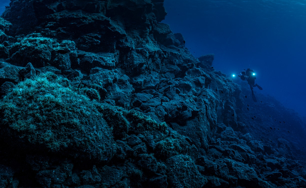 Plongeur sur la coulée de lave sous la Sciara del Fulco.