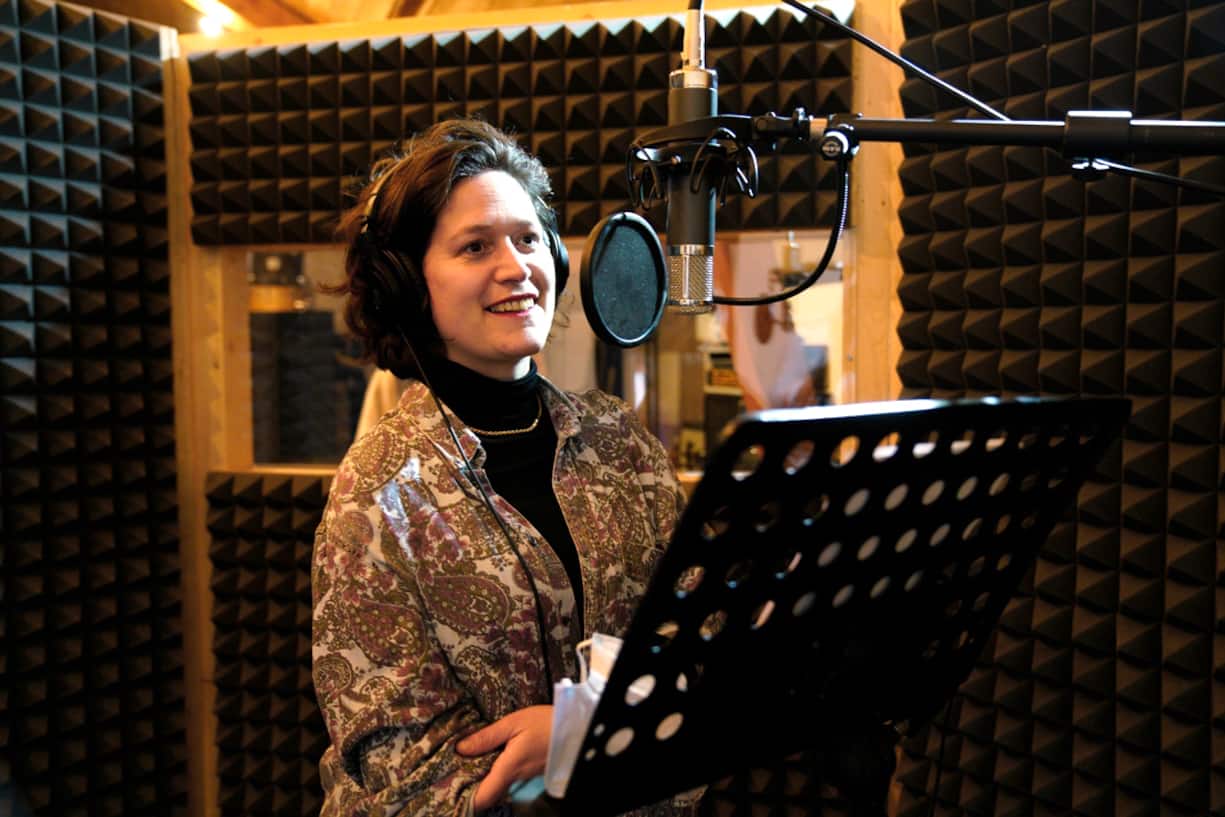Billie Bird, lâaventurière folk UNE CHANSON POUR SAUVER LA PLANETE, un projet commun initié par Henri Dès et Jacques Dubochet. Images réalisées lors de l'enregistrement, Blend Studio, Lutry, mars 2021