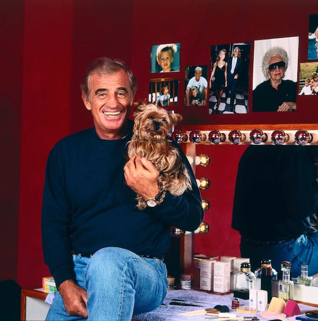 Pour la premiÃ¨re fois, il joue une piÃ¨ce de Feydeau : son rÃªve de toujours.  Trois ans aprÃ¨s "Cyrano", Belmondo revient au thÃ©Ã¢tre dans "Tailleur pour Dames". Portrait dans sa loge avec son chien MaÃ¯a.  (FOTO: DUKAS/LE FIGARO) Zusammenstellung: Jean-Paul Belmondo wird am 9. April 2013 80 Jahre alt