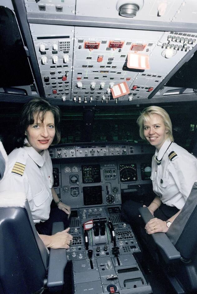 Captain Gabriela Musy-Lüthi und Co-Pilotin Claudia Wehrli im Cockpit des Airbus A320-214, HB-IJB "Embrach"