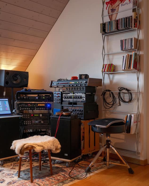 Le studio de musique du musicien Muddy Monk dans son appartement de la vieille ville de Berne. 