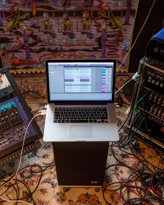 Muddy Monk s'appuie sur son ordinateur pour composer