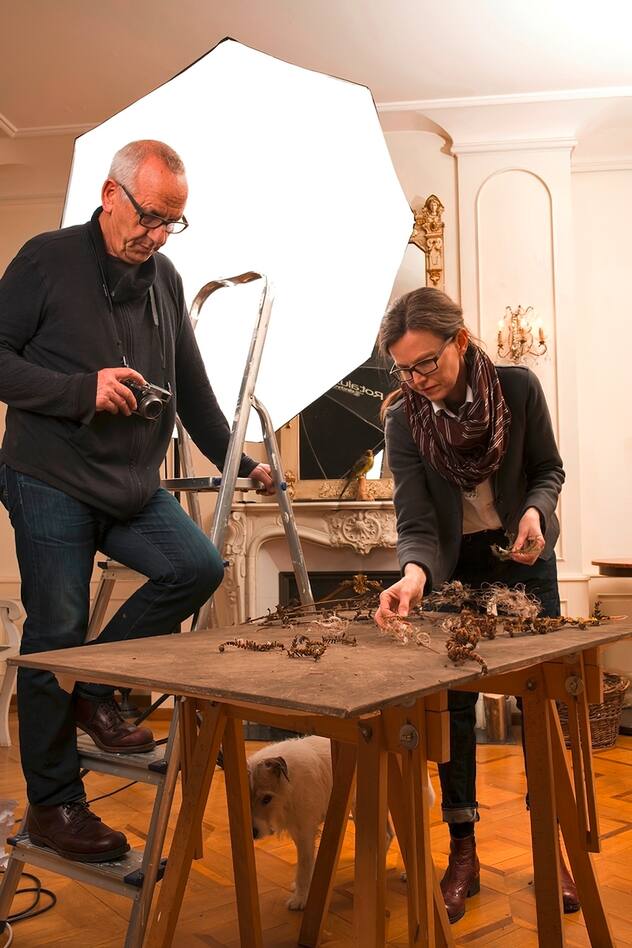 Le duo composé de Ruedi Guggisberg et Lea Steudler agencent les fleurs et feuilles trouvées afin de les photographier