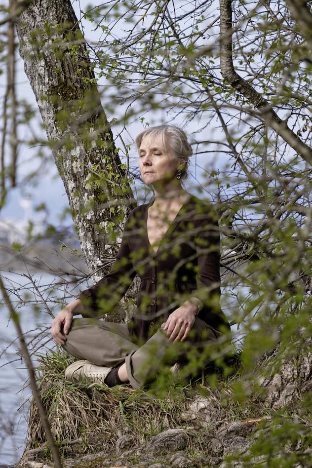 Agnès Roethlisberger médite sur les bord du lac de Neuchâtel à  Yvonand Plage