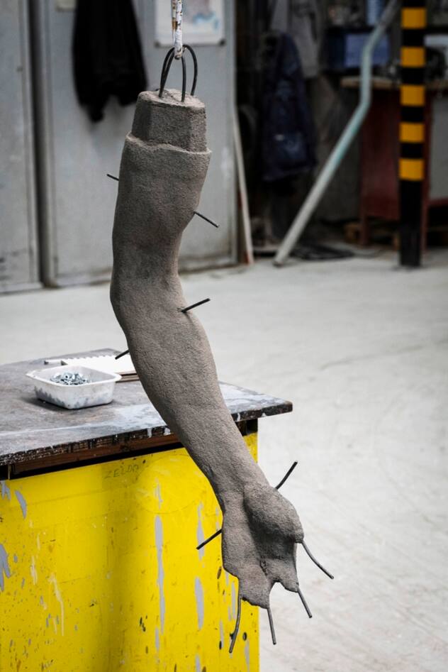 Les bras de la statue de Rodin représentant Victor Hugo