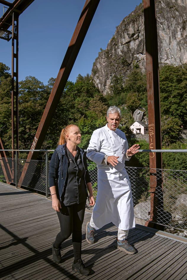 Ponte Brolla: la cuoca Marie Robert incontra cuoco Pietro Leemann. Nella foto Marie Robert e Pieto Leemann camminano nei pressi del Grotto America. © Ti-Press / Pablo Gianinazzi