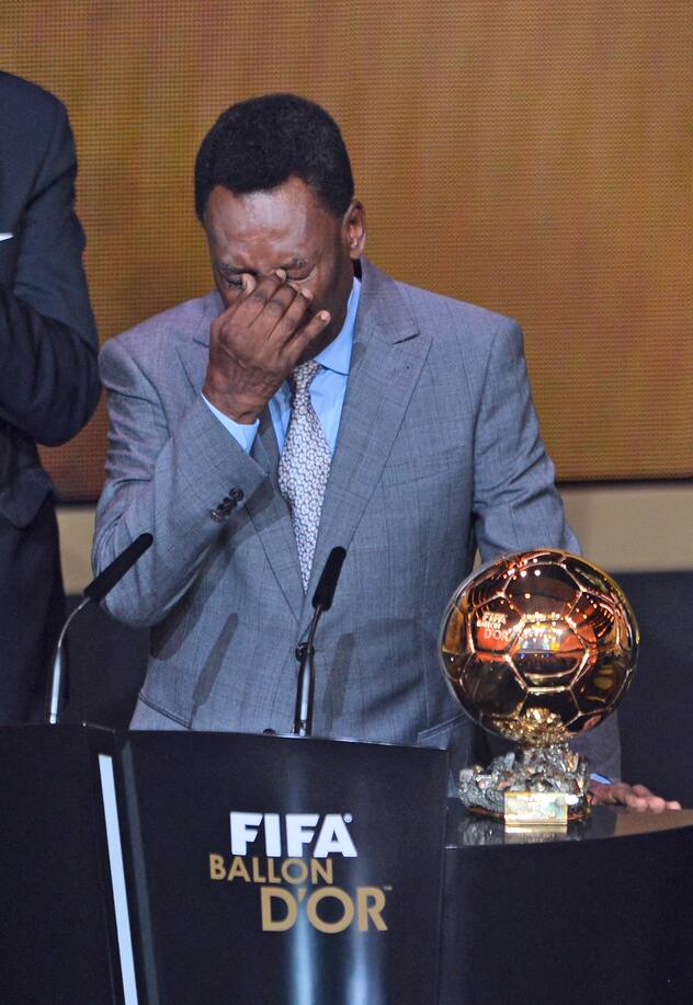 La légende du football brésilien Pelé pleure alors qu'il reçoit un Ballon d'Or honorifique lors de la cérémonie de remise du Ballon d'Or FIFA 2013 au Kongresshaus de Zurich, le 13 janvier 2014.