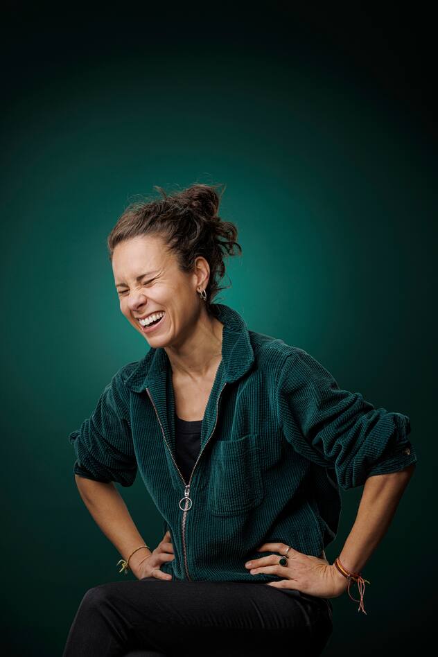 La chanteuse Phanee de Pool pose pour un portrait dans le studio de l'Illustre a Lausanne. (VFLPIX.COM /Valentin Flauraud)
