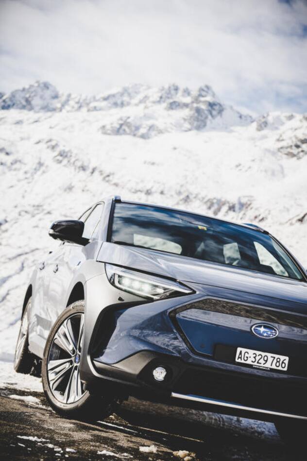 Avec sa transmission intégrale, la Subaru Solterra entièrement électrique se sent aussi bien à l’aise sur l’asphalte que dans la neige.