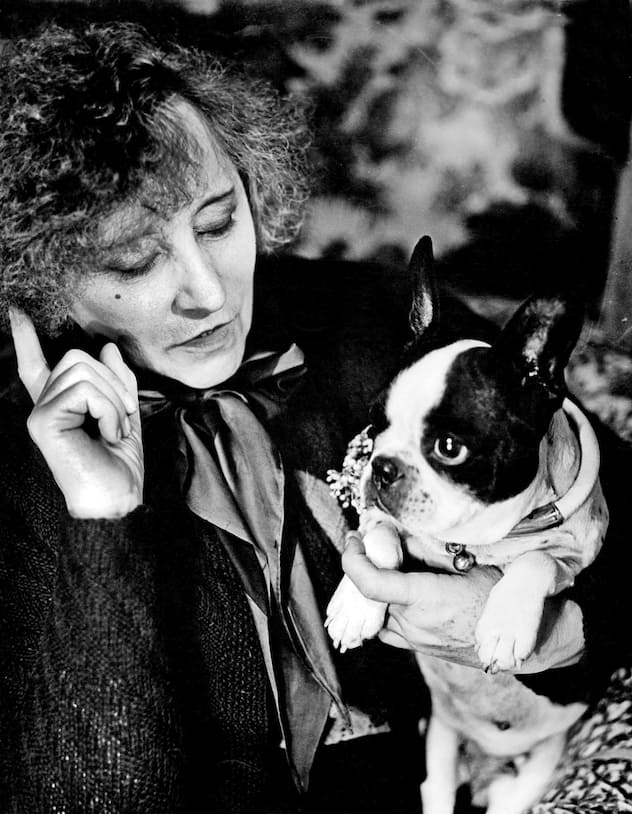 L'écrivaine Colette avec son carlin