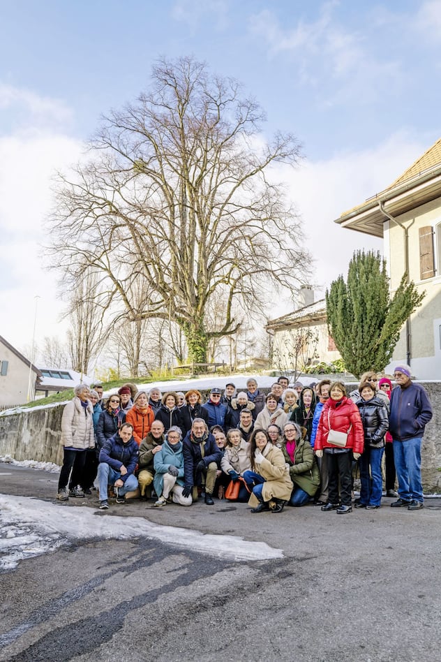 Les habitants de la commune de Lutry s'opposant à l'abattage de l'arbre