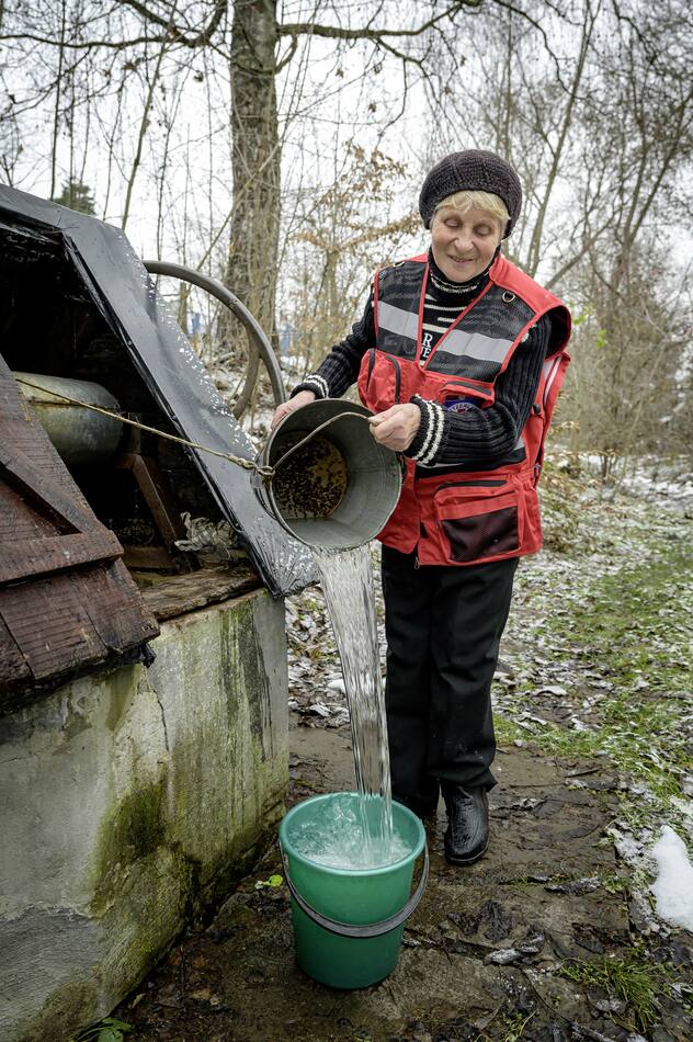 Chez Oresta Maikhruk, 82 ans, il n’y a pas d’eau courante. Mariia Zajach, l’aide-soignante, va la chercher au puits.