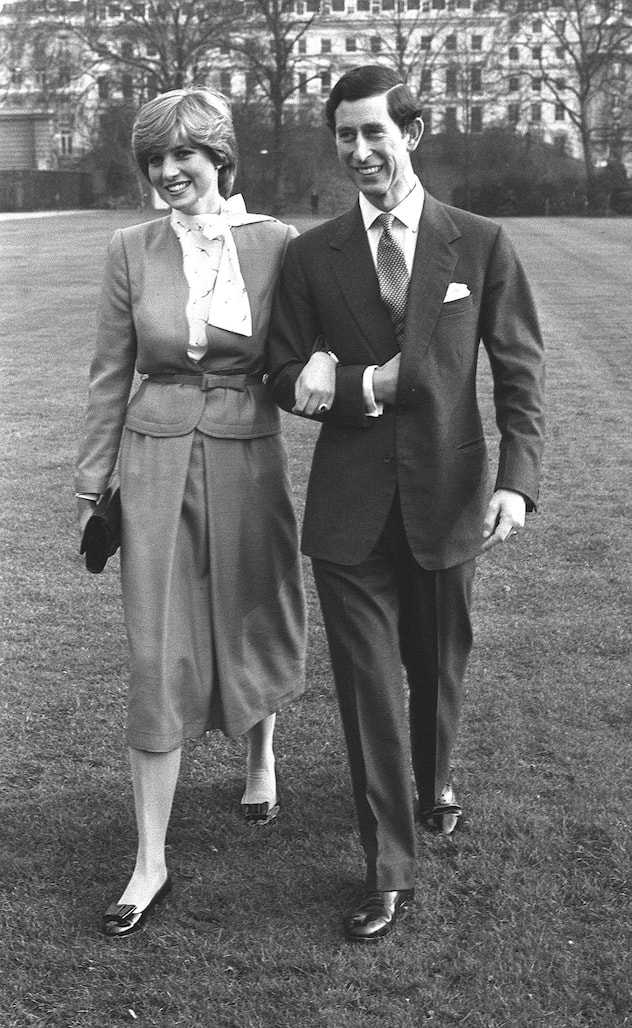 Le prince Charles et Lady Diana Spencer, 19 ans, marchant bras dessus bras dessous au palais de Buckingham après avoir annoncé leurs fiançailles.