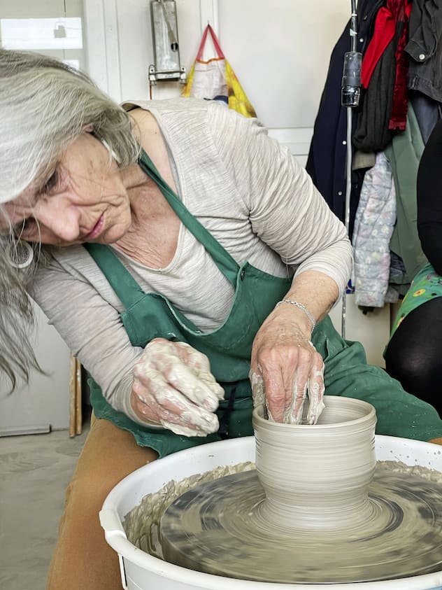 Doris Grivel lors de l'atelier poterie