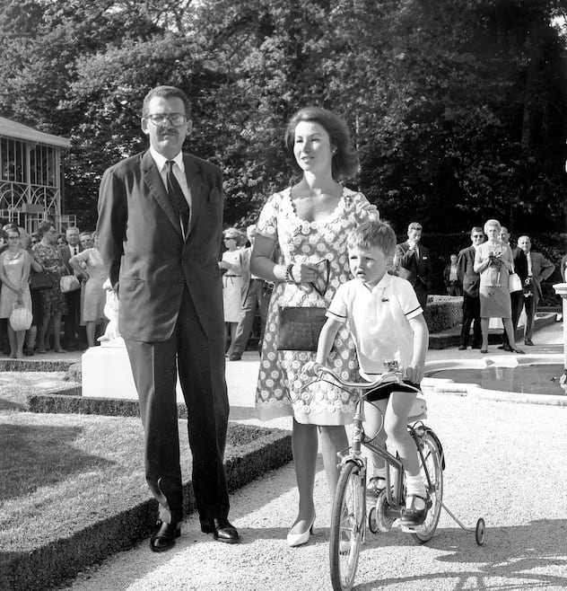 Le baron Edmond de Rothschild et sa femme la baronne Nadine (Tallier) avec leur fils dans leur propriété de Genève le 27 juin 1967