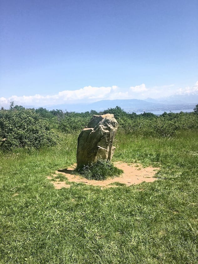 La pierre levée au sommet du Mont-Mourex.