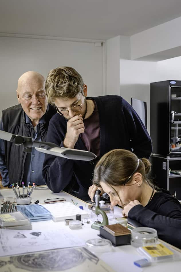 Dans les ateliers à Givrins, sous l’œil des Biver père et fils, les artisans horlogers, Sandrine Schweizer et Daniel Mullner, assemblent les garde-temps avec minutie et une patience infinie.  