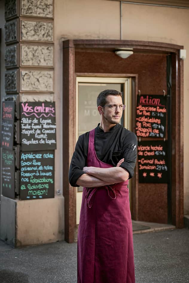 Baptiste Moret, de la boucherie et chevaline Moret de Bulle pose devant l'entrée de son commerce, mercredi 19 avril 2023 à Bulle