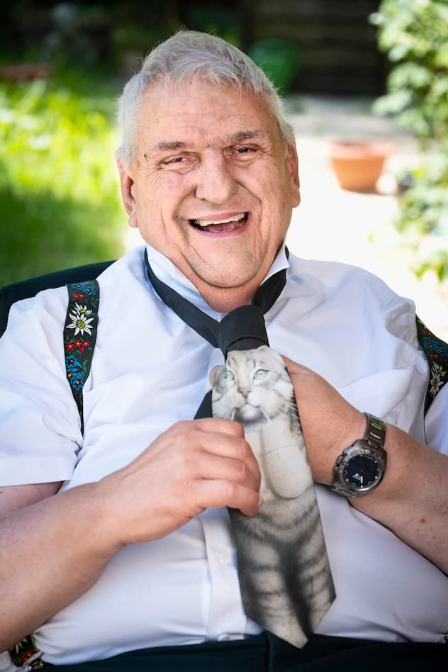 Daniel Brélaz montrant sa légendaire cravate à chat