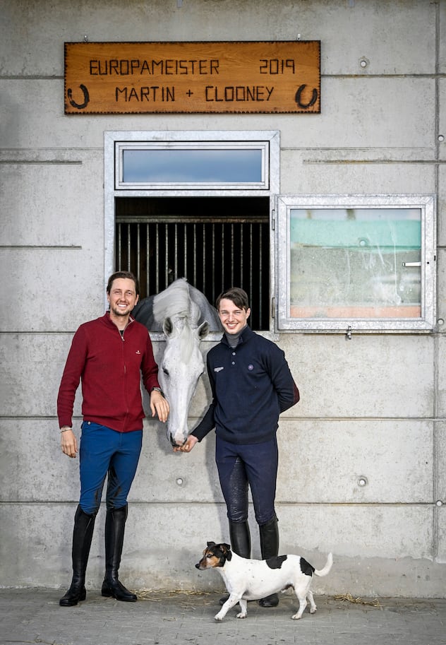 Edouard Schmitz, Martin Fuchs et le cheval Leone Jei devant une écurie de la famille Fuchs