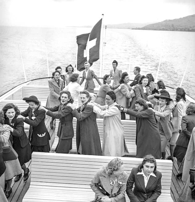 En 1944, lors de la fête d'entreprise de l'innovation, les employés dansent une polonaise.