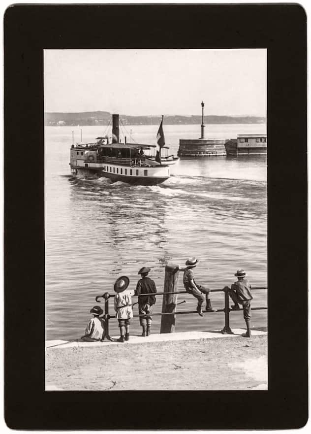 Le bateau vapeur Helvétie quitte le port de Neuchâtel en 1909 sous le regard d’enfants