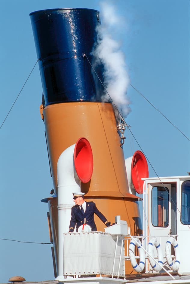 Le capitaine de La Suisse veille au grain tandis que la cheminée fume. Il s’agit de prendre soin des 850 passagers possibles et du magnifique salon Belle Epoque.