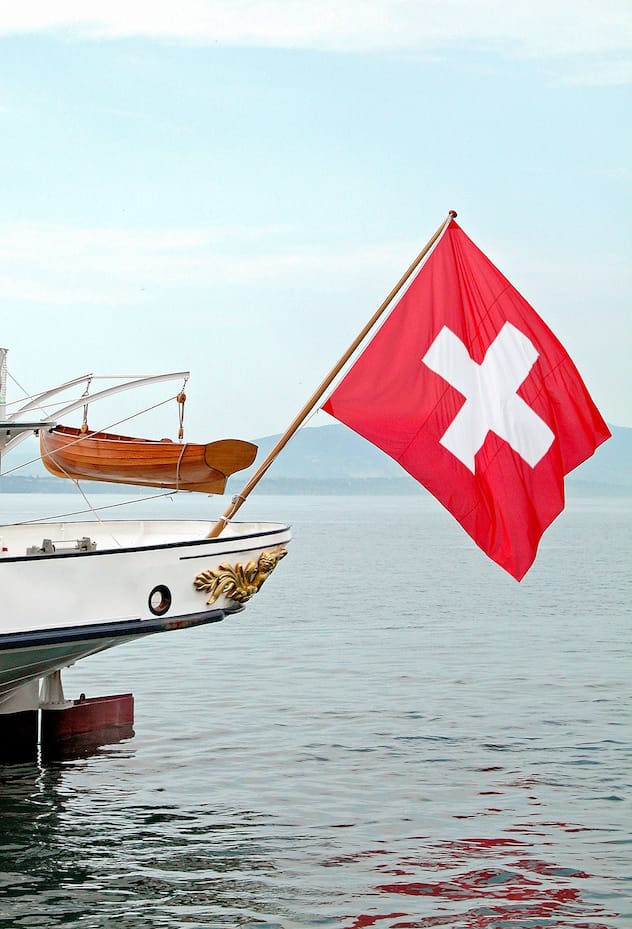 Le décor de poupe sculpté dans le bois et recouvert de feuilles d’or de La Suisse, mis en service en 1910. Pas peu fière, la CGN qualifie ce navire rénové en 2009 de plus beau bateau à vapeur du monde.