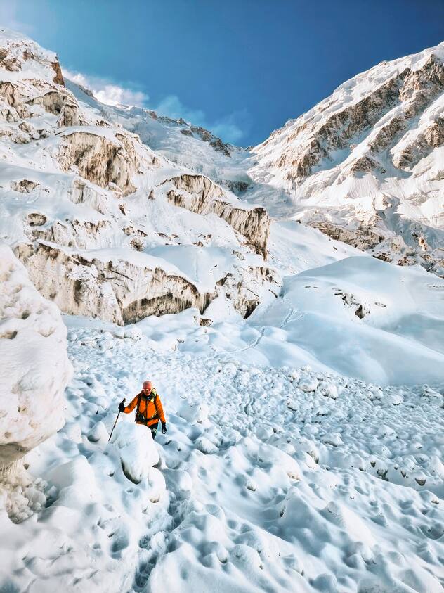 Sophie Lavaud traversant les traces laissées par une avalanche
