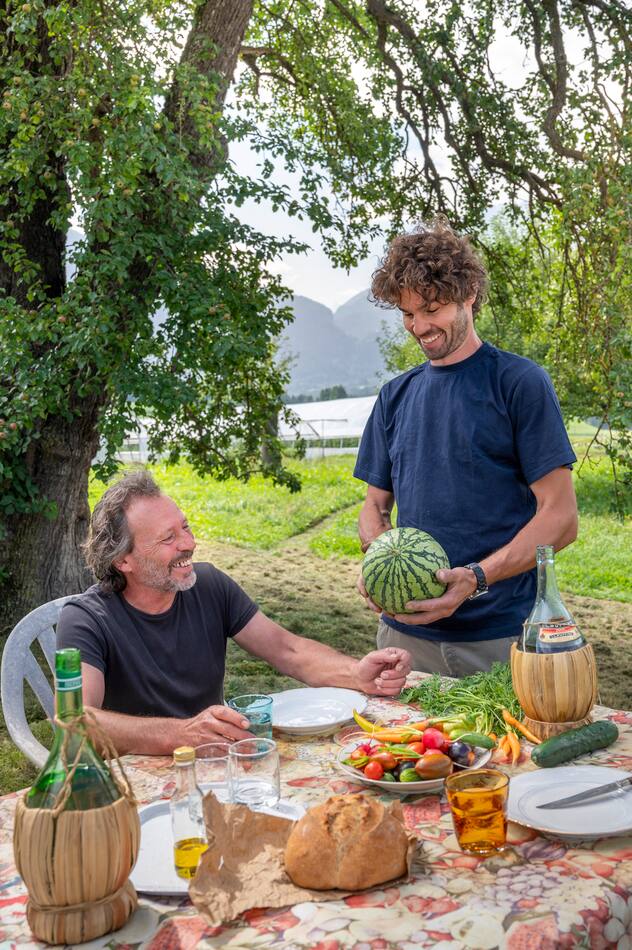 Une équipe qui gagne. Sous le label Bio-Tisch, Marcel Foffa (à g.) et Mathias Riedi privilégient avec succès une culture bio diversifiée et originale.