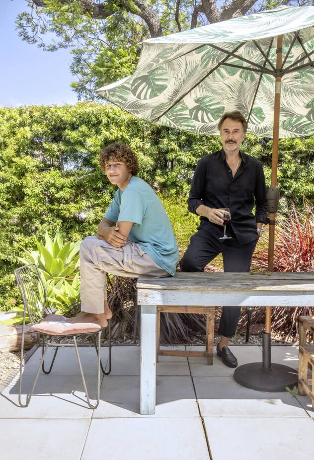 Carlos Leal posant chez lui avec son fils Elvis