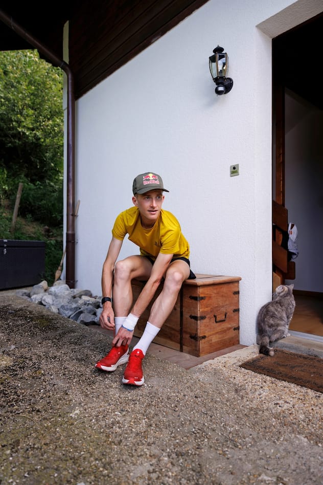 Rémi Bonnet devant sa maison de Charmey sous le regard de son chat