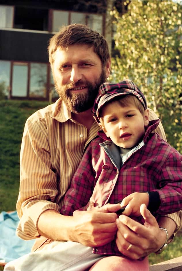 Thomas Baillod enfant sur les genoux de son père Gil Baillod