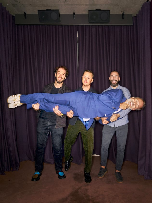 Arthur Anthamatten, Gary Grenier et Benjamin Henriot qui portent Zep.