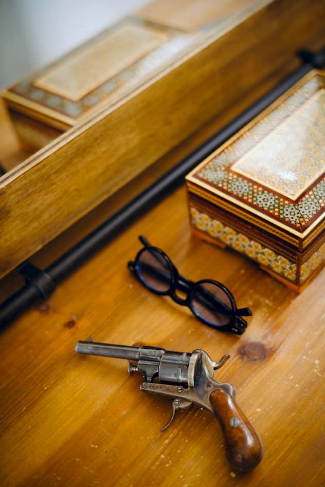 François-Henri Désérable: un coffre ramené de son voyage en Iran et un vieux revolver du XIXe siècle.