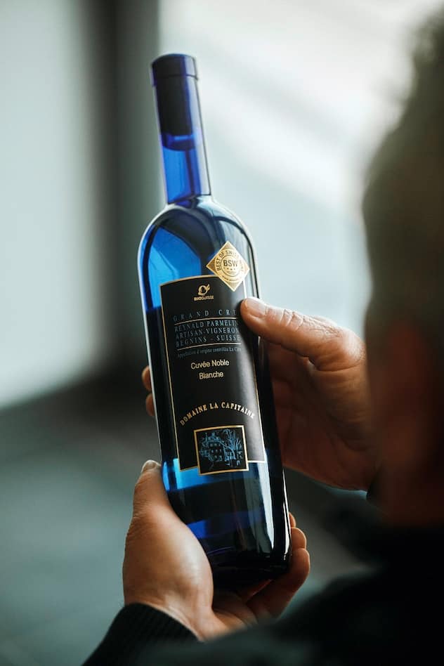 La bouteille bleue est la marque de fabrique du domaine La Capitaine.