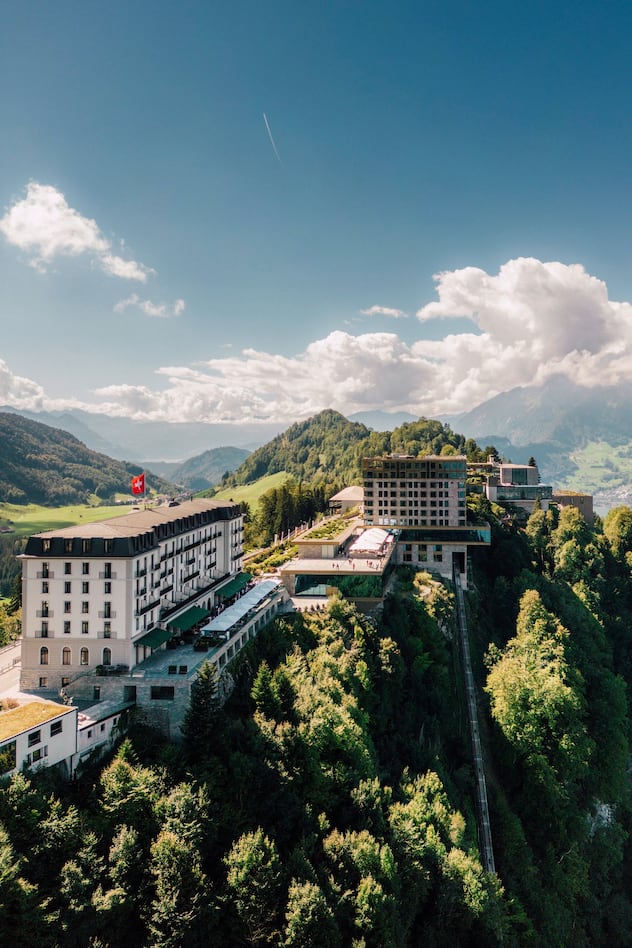 Un complexe de grande classe Perché au-dessus du lac des Quatre Cantons, le Bürgenstock abrite 95 cuisiniers, aux fourneaux dans de nombreux restaurants.
