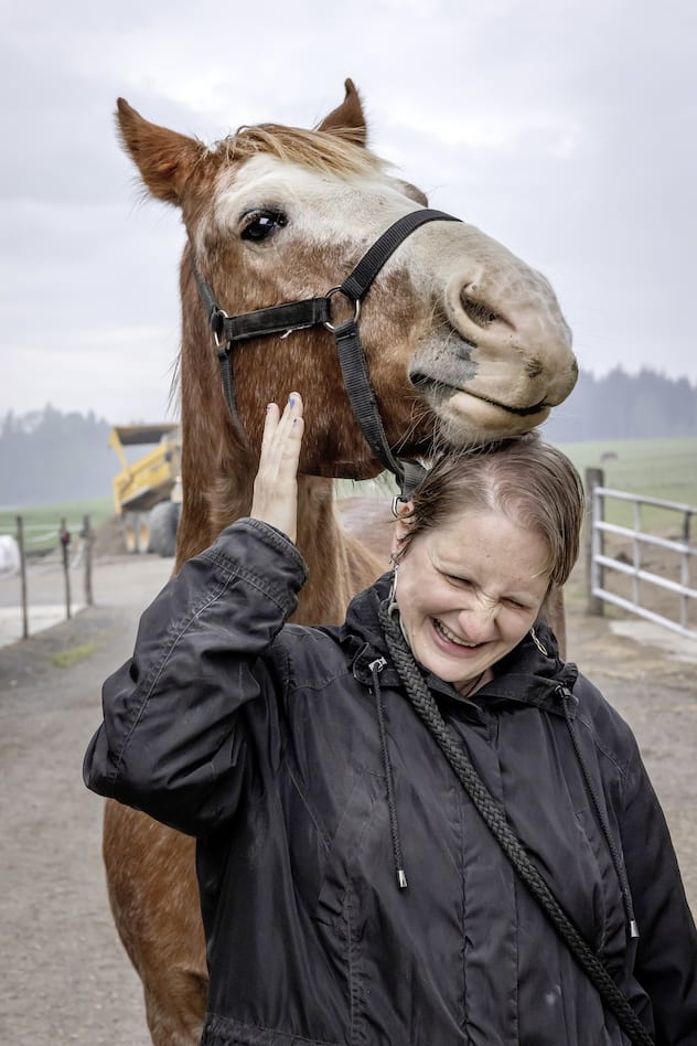 Emilie et son cheval Horus, reportage équithérapie
