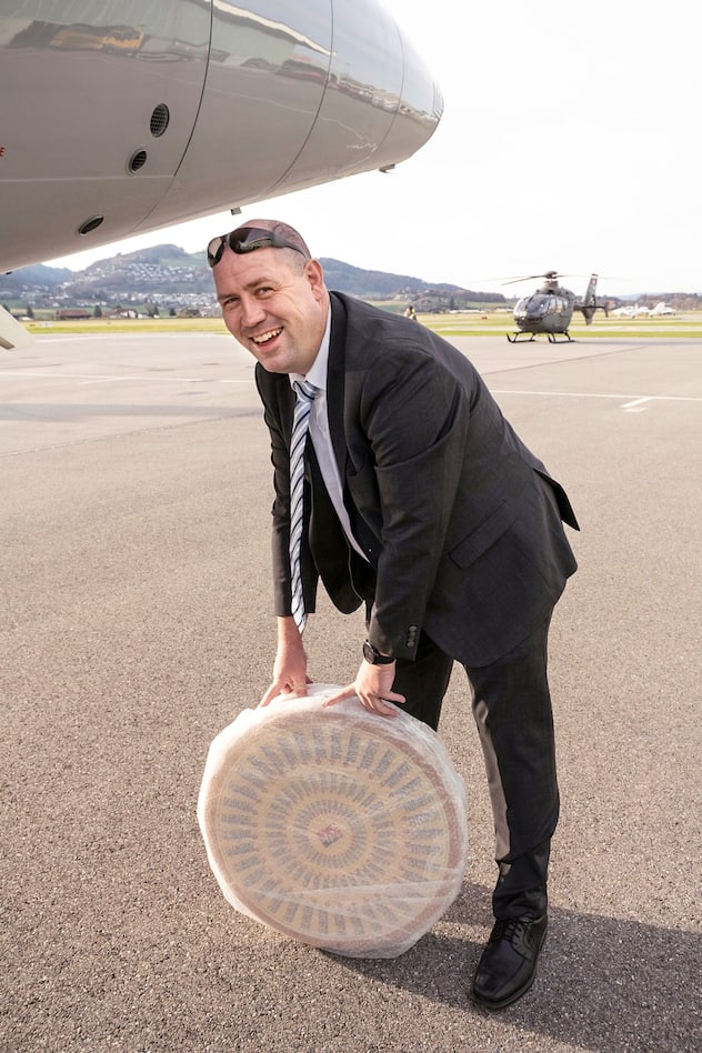 Le dernier voyage d'Alain Berset: ici à l'aéroport de Belp avec une meule de gruyère, cadeau pour le sultan d'Oman