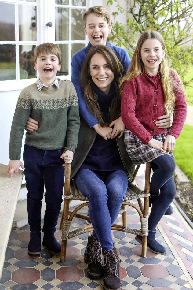 La photo de Kate Middleton entourée par ses enfants et publiée à l’occasion de la Fête des mères, mais préalablement modifiée, a suscité de nombreuses interrogations