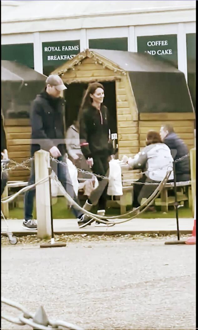 La princesse Kate aperçue le 16 mars déambulant avec William au Windsor Farm Shop