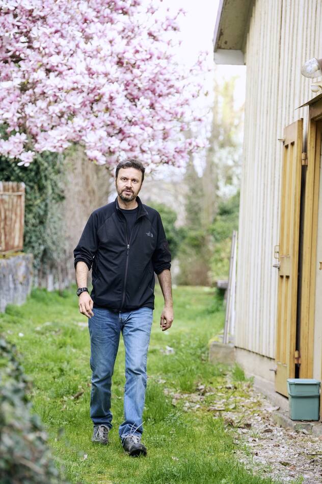 Le dessinateur Pitch Comment dans le domaine de sa maison en Ajoie