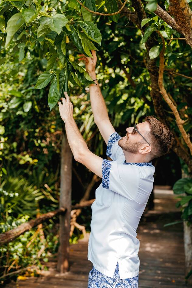 David Plaschy qui a grandi à Veyras en Valais, vit en Indonésie, au Bawah Reserve, où il occupe le poste de Food and Beverage Manager.