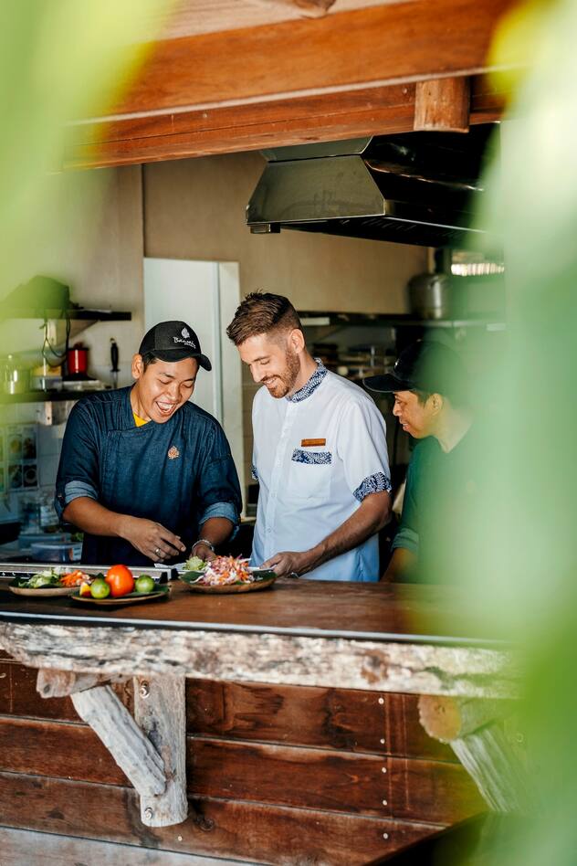 David Plaschy qui a grandi à Veyras en Valais, vit en Indonésie, au Bawah Reserve, où il occupe le poste de Food and Beverage Manager.