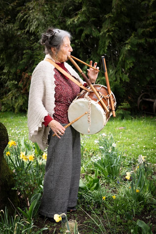 Instruments suisses: Hélène Aubert joue de la flûte et du psaltérion