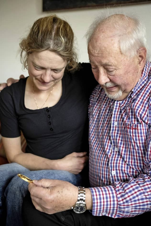 La journaliste Maya Chollet avec son père