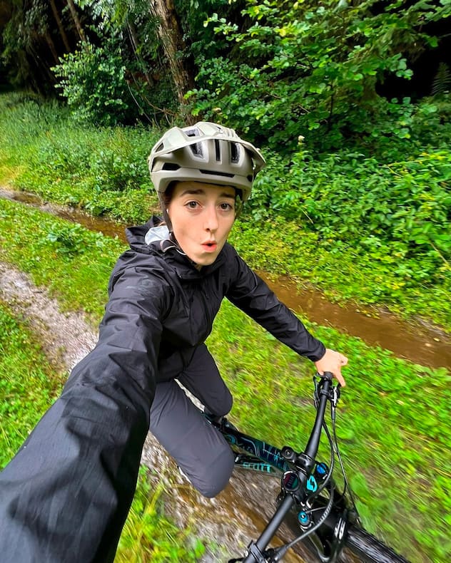 La skieuse freestyle Mathilde Gremaud s'entraînant à vélo