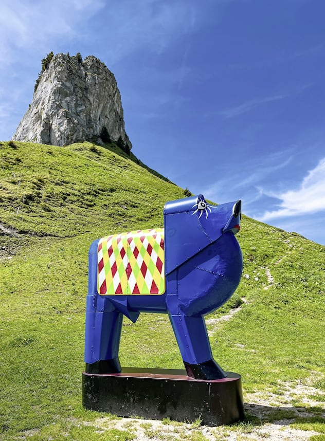 Dans le cadre de l'exposition Ailyos, la sculpture «Perplex» de Roland Hirtz a été installée près du lac d’Aï, au-dessus de Leysin